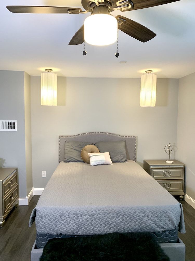 undefined Texas Hold-em Duplex- 3BR Free Parking 3