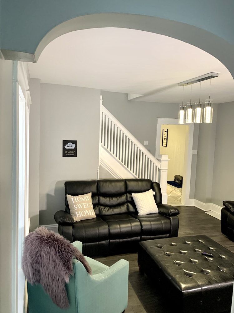 undefined Texas Hold-em Duplex- 3BR Free Parking 10