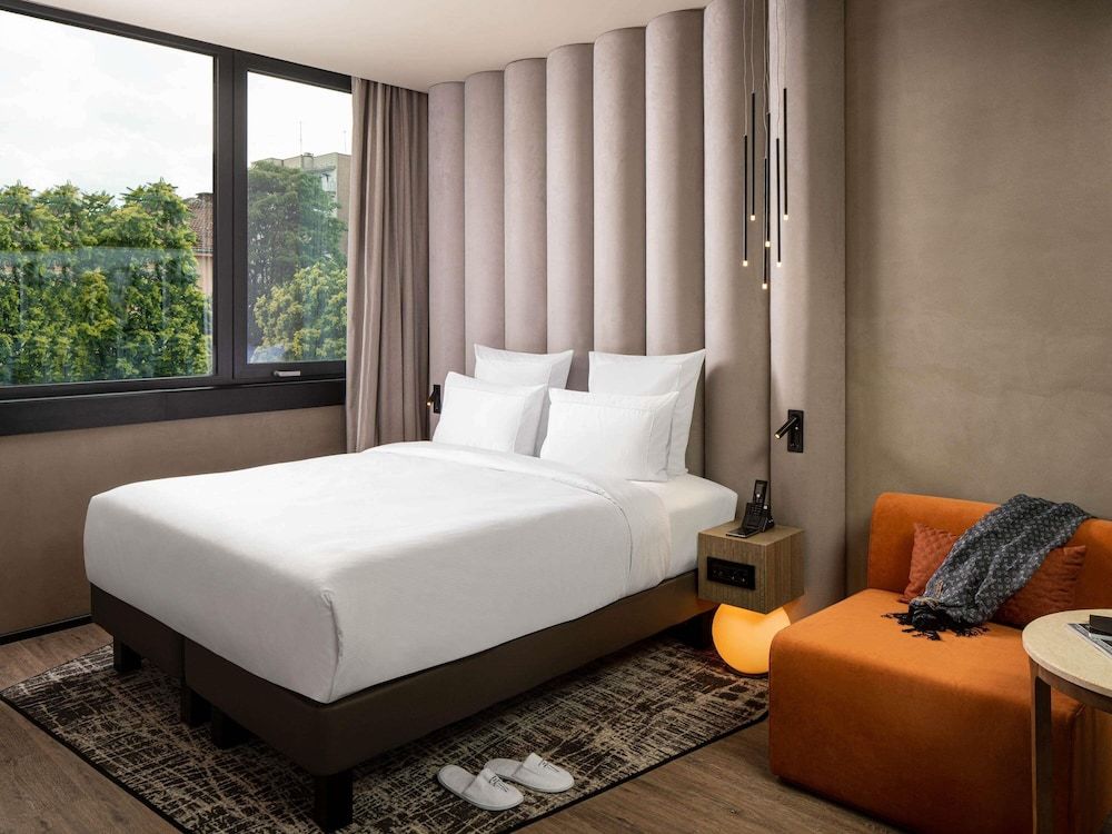 Deluxe Suite, 1 King Bed, Balcony