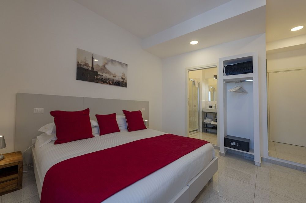 undefined Le Angioine Rooms 4