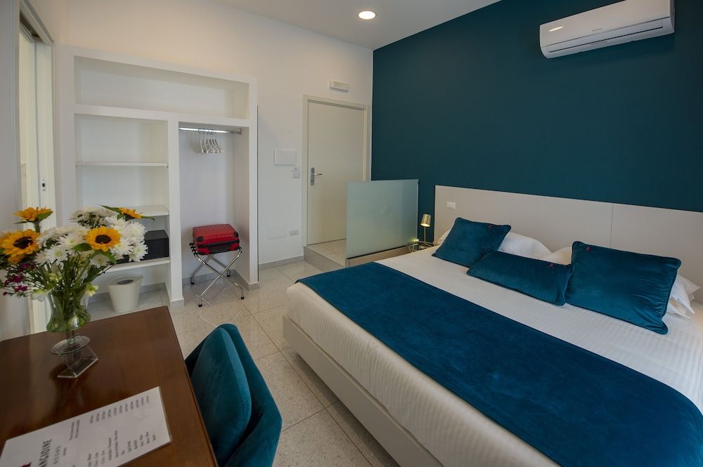 undefined Le Angioine Rooms 10