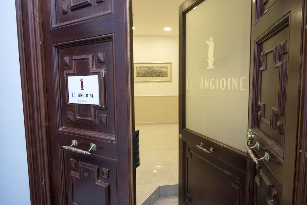 undefined Le Angioine Rooms 6