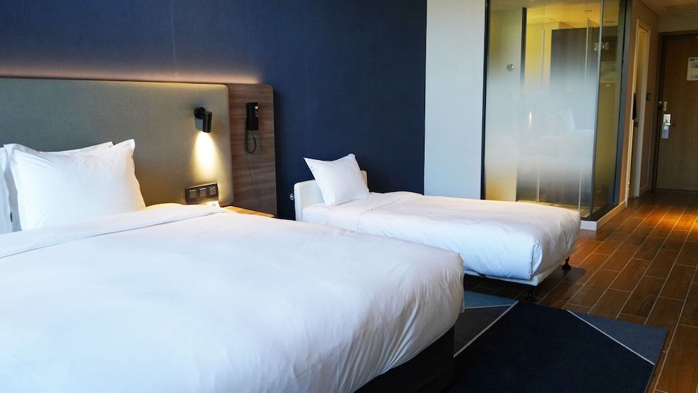 1 King and 1Single Beds Standard