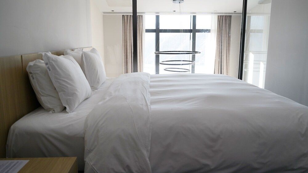 1 King 1 BDRM Suite with Sofabed