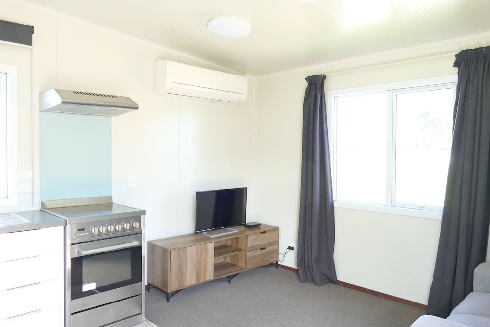 Whakatane Holiday Park Premium Single Room, 1 Queen Bed, Non Smoking, Private Bathroom 10