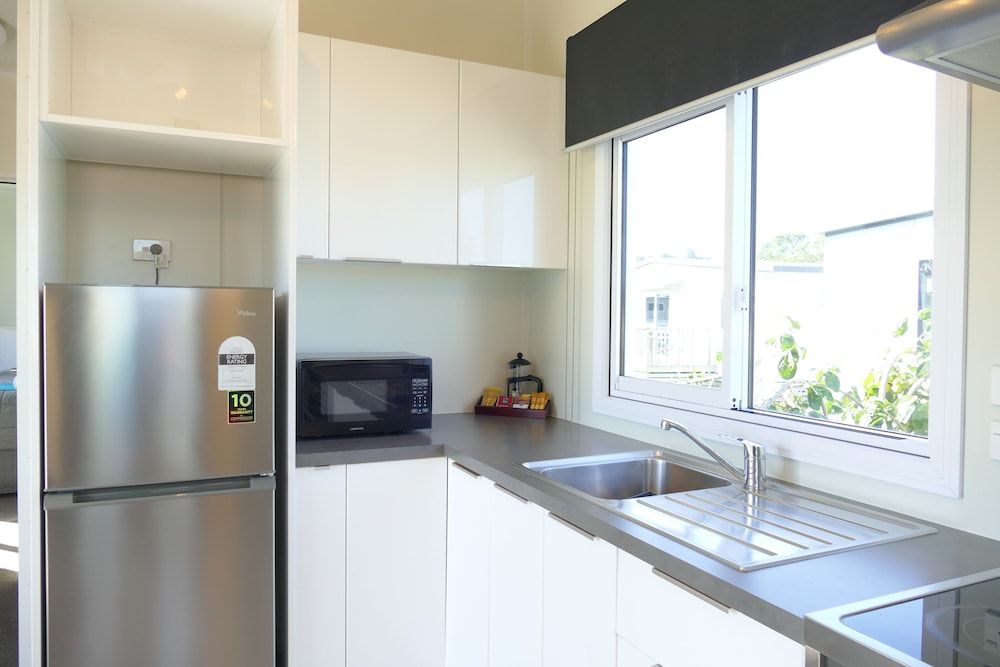 Whakatane Holiday Park Premium Single Room, 1 Queen Bed, Non Smoking, Private Bathroom 8