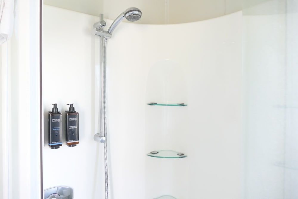 Whakatane Holiday Park Premium Single Room, 1 Queen Bed, Non Smoking, Private Bathroom 7