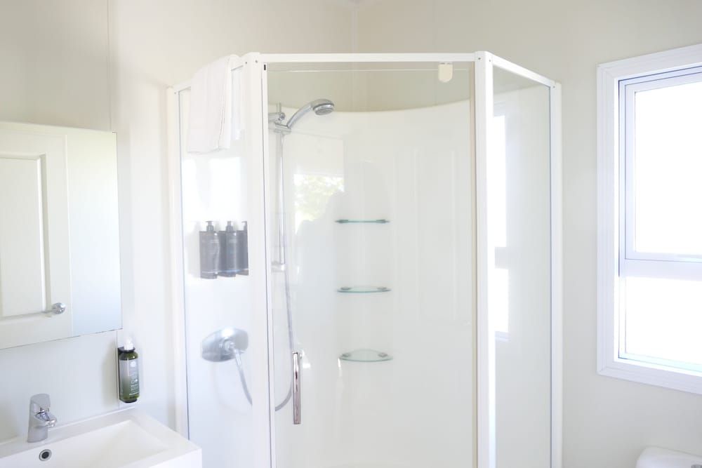 Whakatane Holiday Park Premium Single Room, 1 Queen Bed, Non Smoking, Private Bathroom 5