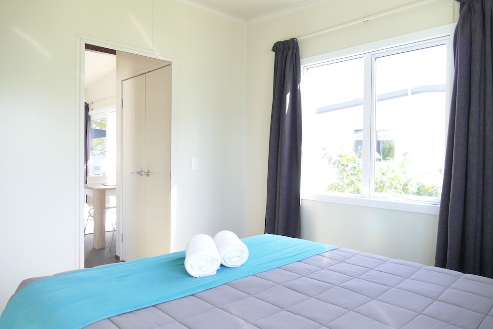 Whakatane Holiday Park Premium Single Room, 1 Queen Bed, Non Smoking, Private Bathroom 3