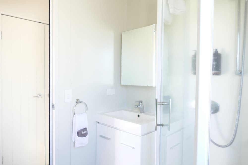 Whakatane Holiday Park Premium Single Room, 1 Queen Bed, Non Smoking, Private Bathroom 6