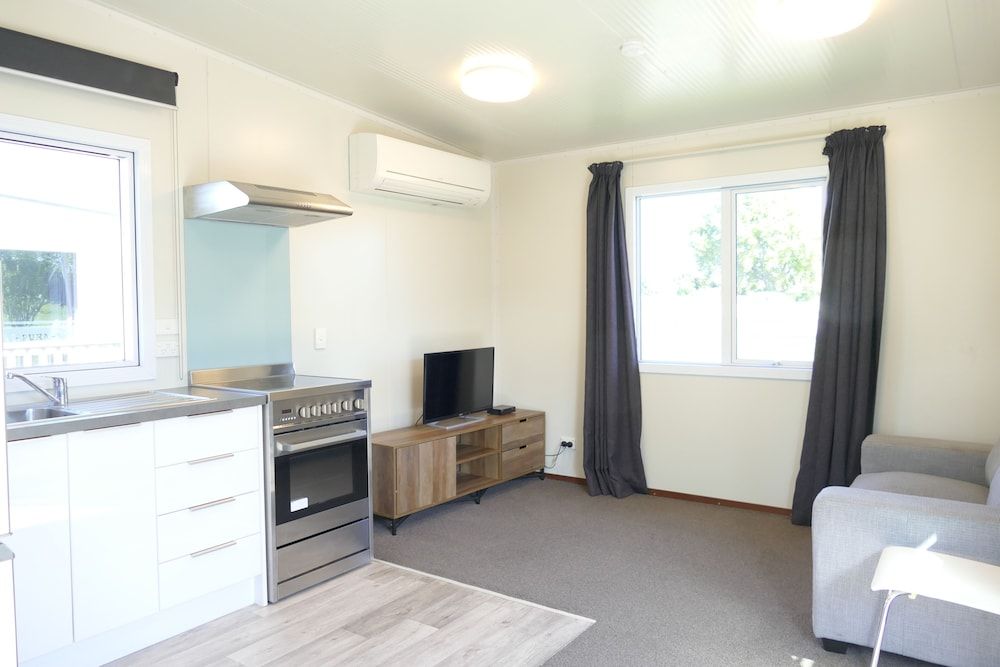 Whakatane Holiday Park Premium Single Room, 1 Queen Bed, Non Smoking, Private Bathroom 11