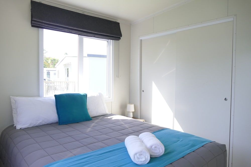 Whakatane Holiday Park Premium Single Room, 1 Queen Bed, Non Smoking, Private Bathroom 2