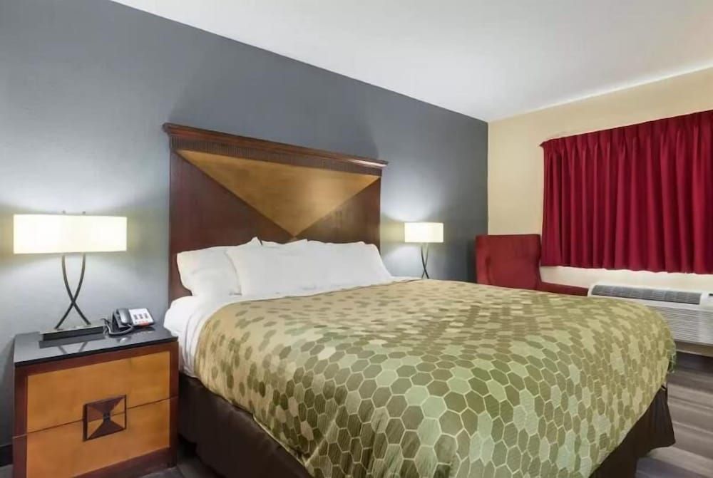 Econo Lodge Inn & Suites Standard Room, 1 King Bed, Non Smoking 2