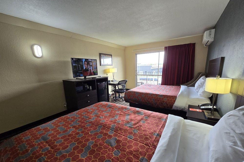 Econo Lodge Inn & Suites Room, 2 Queen Beds, Accessible, Non Smoking 3