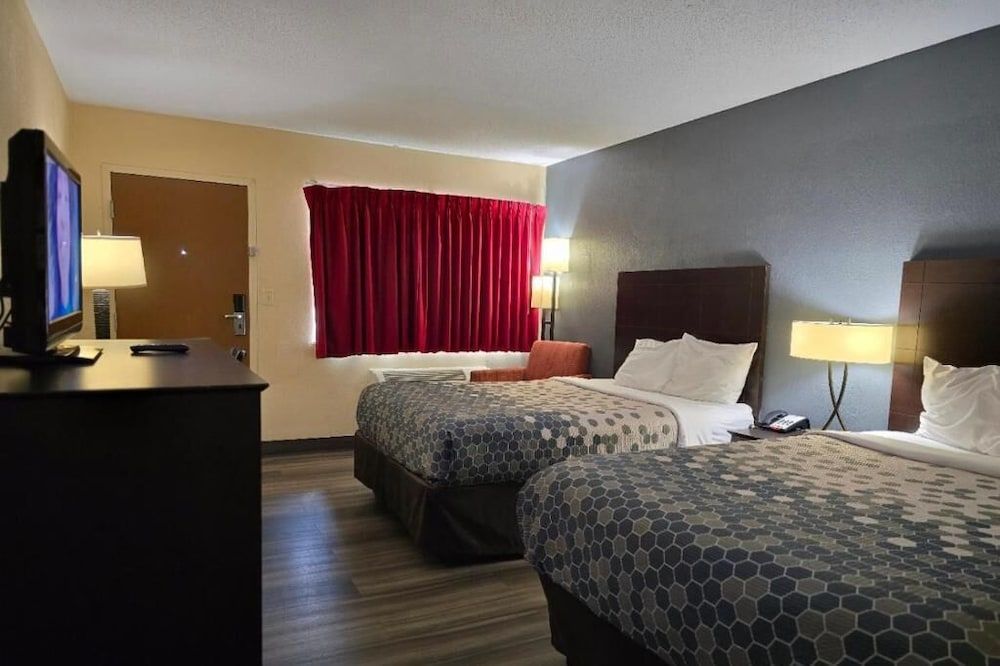 Econo Lodge Inn & Suites Standard Room, 2 Queen Beds, Non Smoking 5