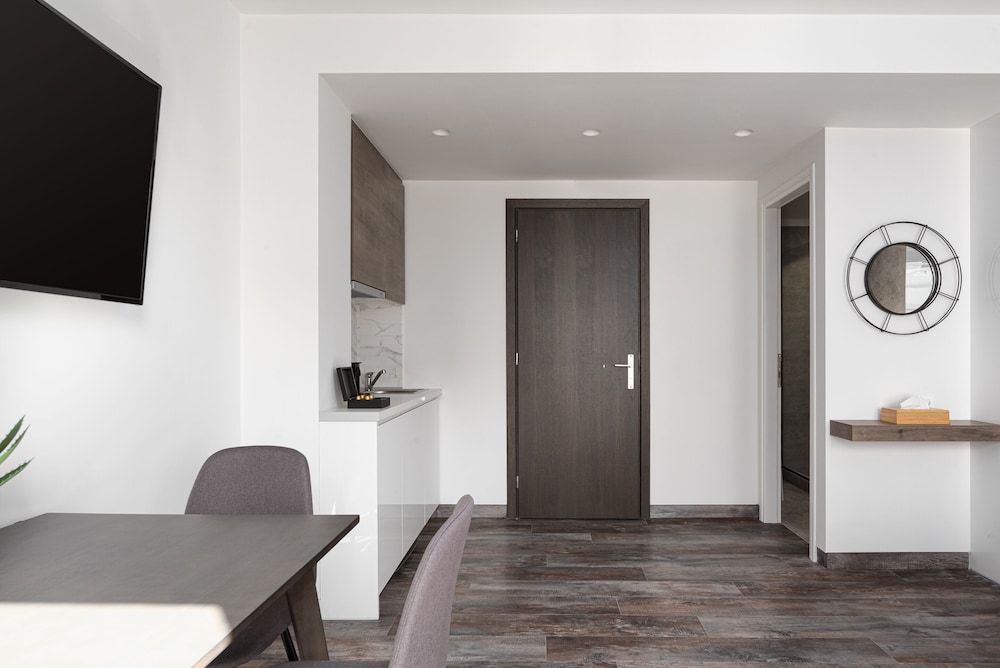 Athenian Spirit Standard Room, 1 Queen Bed 11