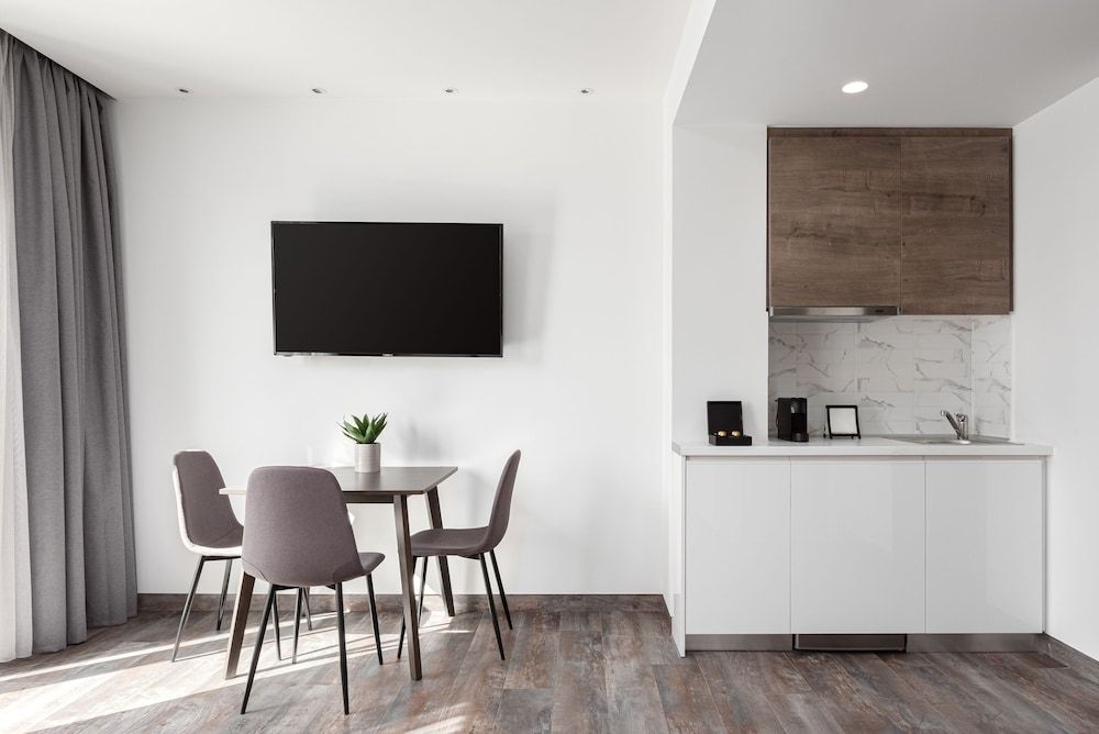 Athenian Spirit Standard Room, 1 Queen Bed 9