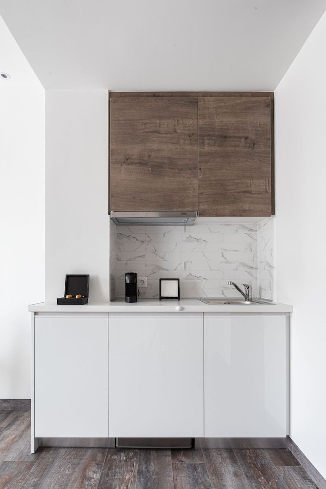 Athenian Spirit Standard Room, 1 Queen Bed 10