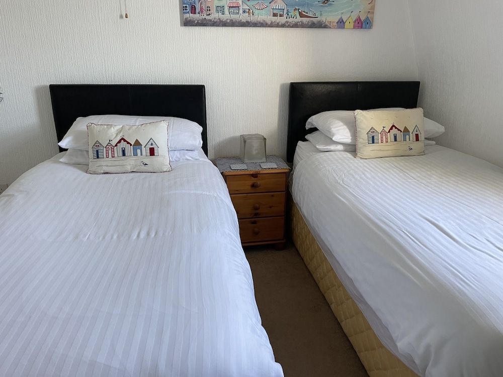 Seascape Twin Room, Ensuite (Room 9, 3rd Floor) 3