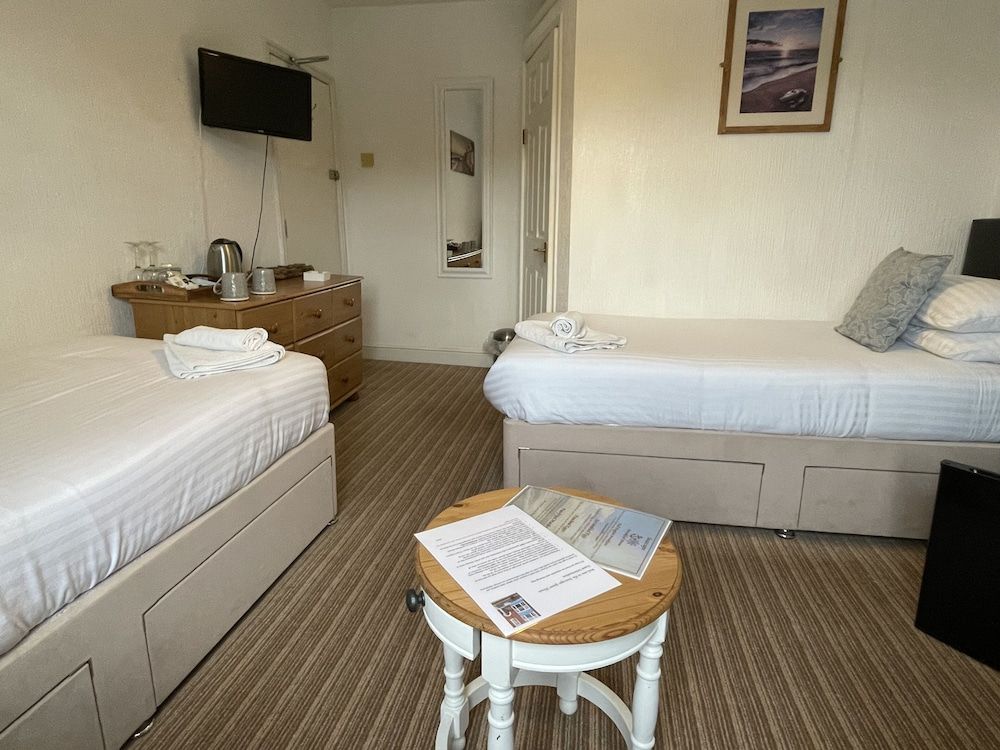 Twin Room, Ensuite (Room 5, 2nd Floor)