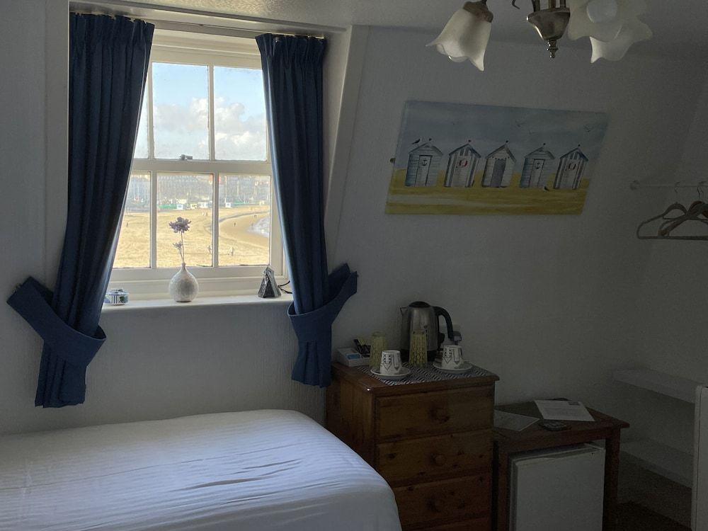 Seascape Twin Room, Ensuite (Room 9, 3rd Floor) 6