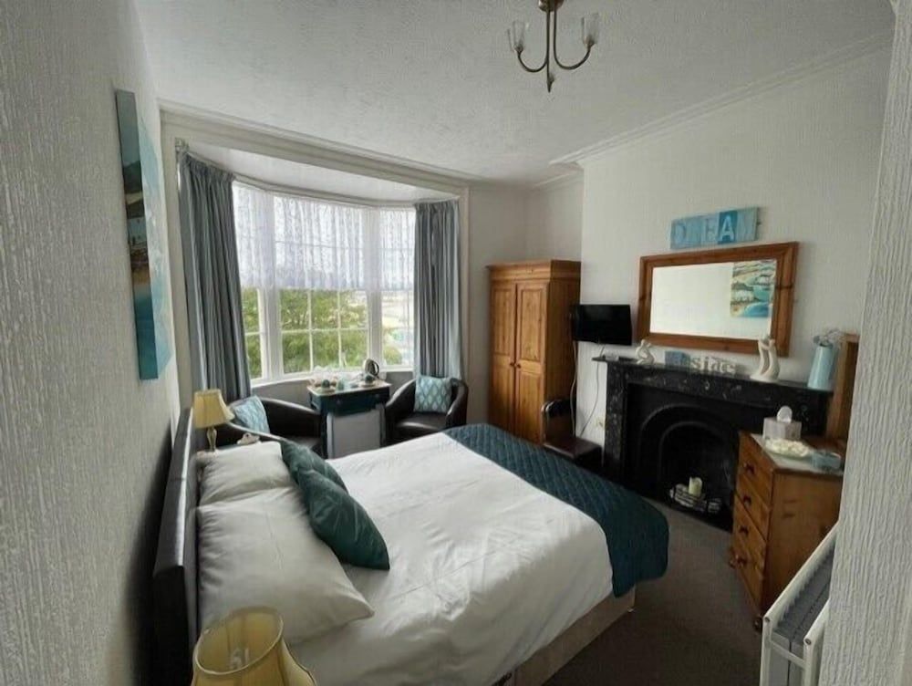 Seascape Double Room, Ensuite (Room 2, 1st Floor) 6