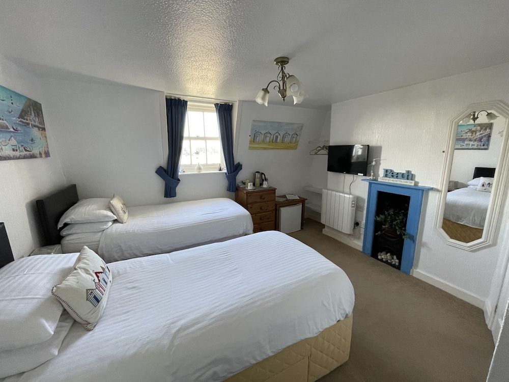 Seascape Twin Room, Ensuite (Room 9, 3rd Floor) 4