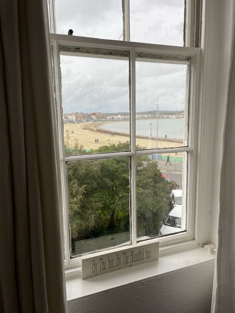 Single Room, Shared Bathroom (Room 7, 2nd Floor)