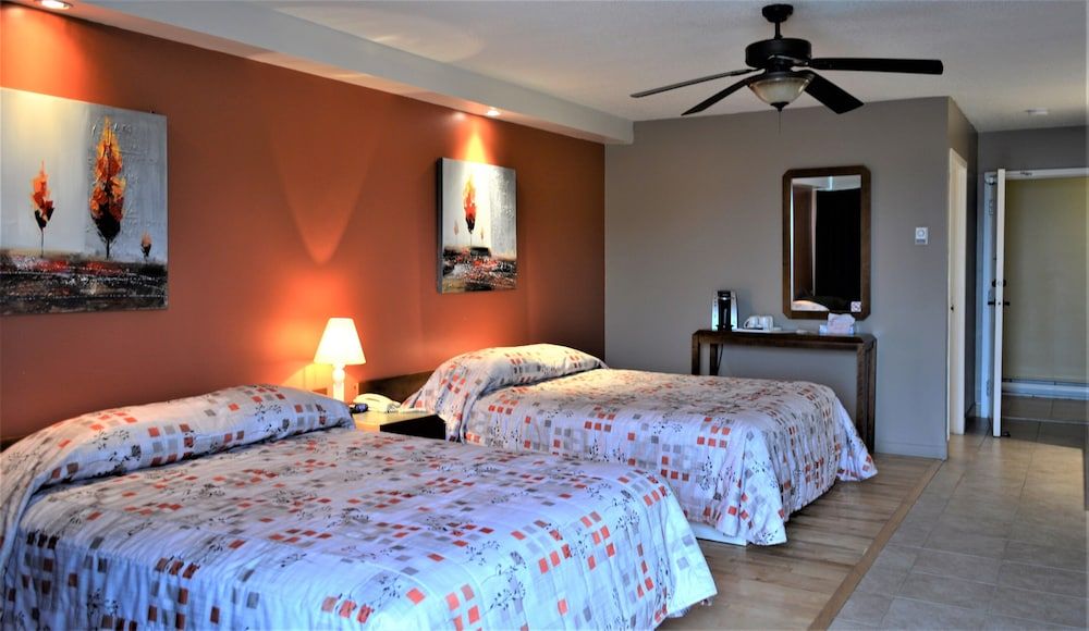 Motel Quatre Saisons Classic Double Room, 2 Queen Beds