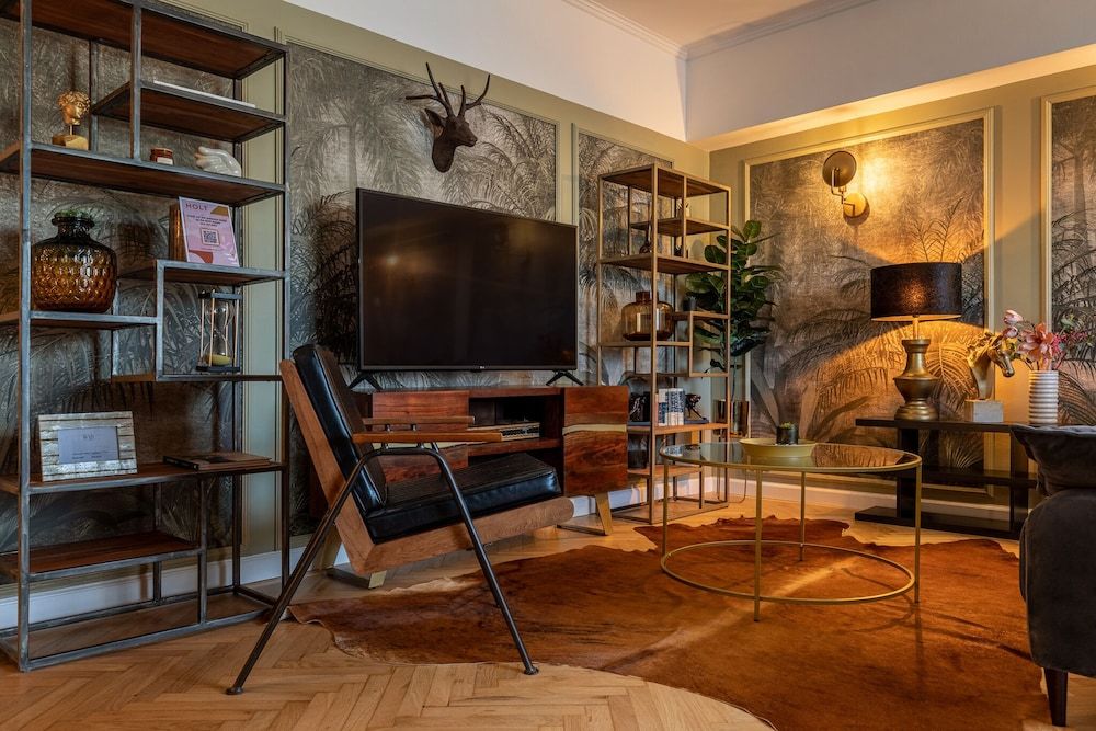 HOLT - Bagheera and Mowgli Deluxe Apartment, 2 Bedrooms, Private Bathroom, City View 25