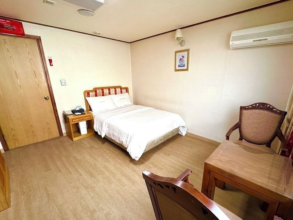 Newvera Hotel Standard Double Room 3