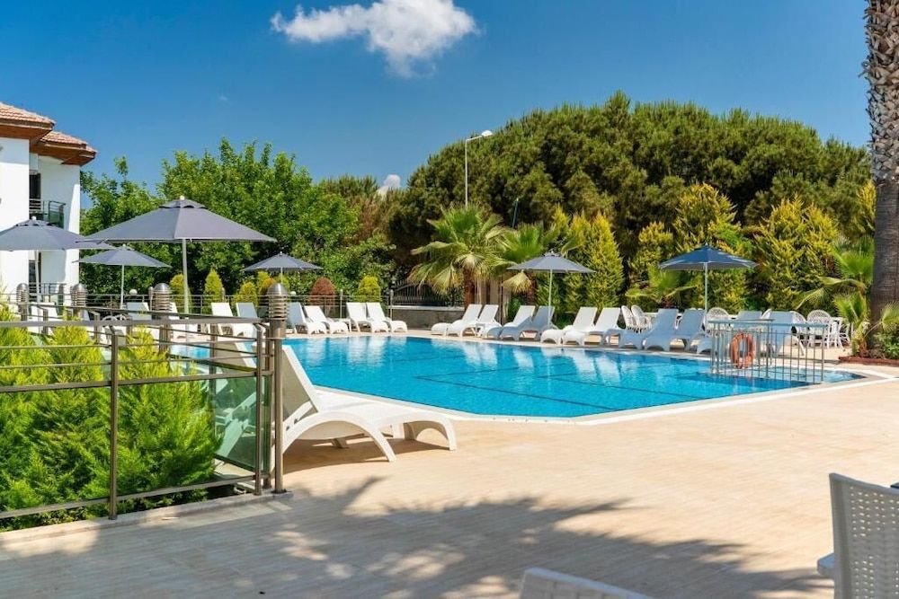 Qualia Park Hotel 3 Person Room - Pool View 4