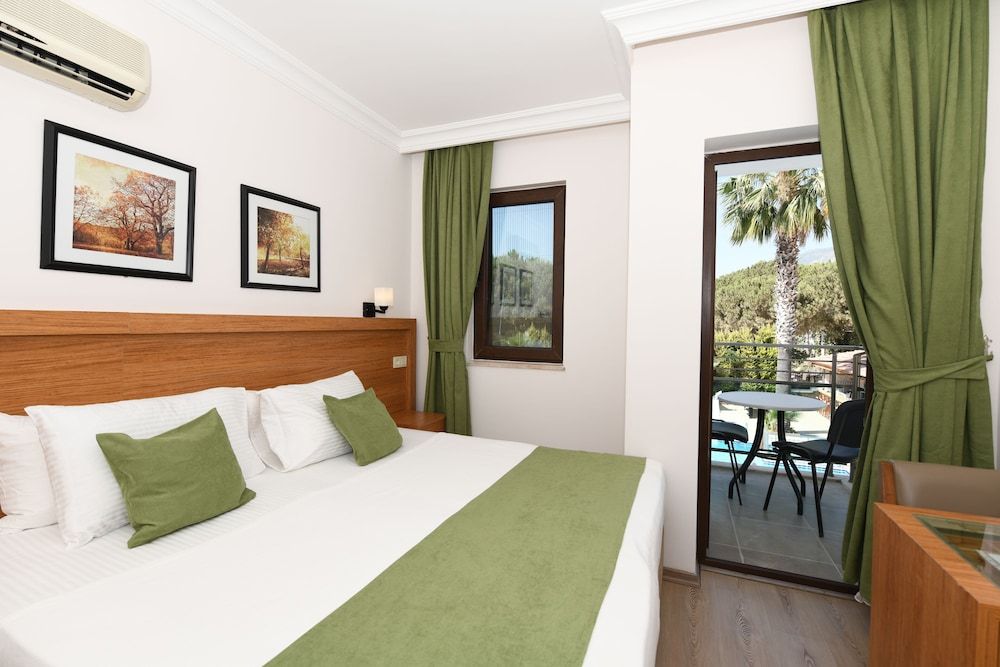 Qualia Park Hotel Double Room - Pool View 6