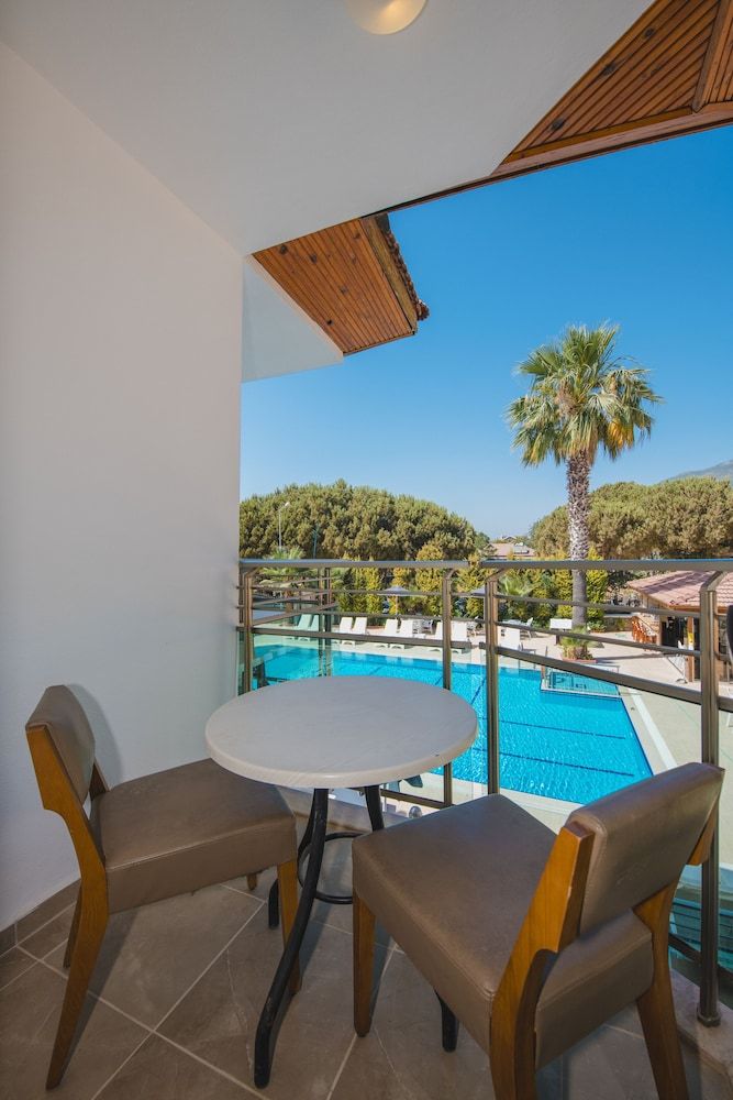 Qualia Park Hotel Double Room - Pool View 4