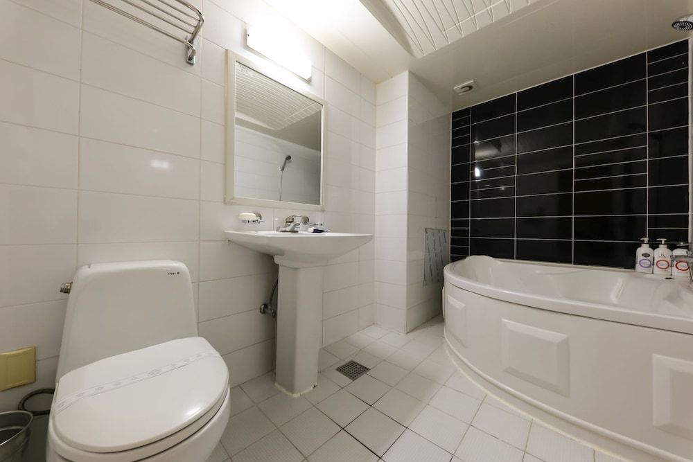 Amore Motel Deluxe Double Room 9