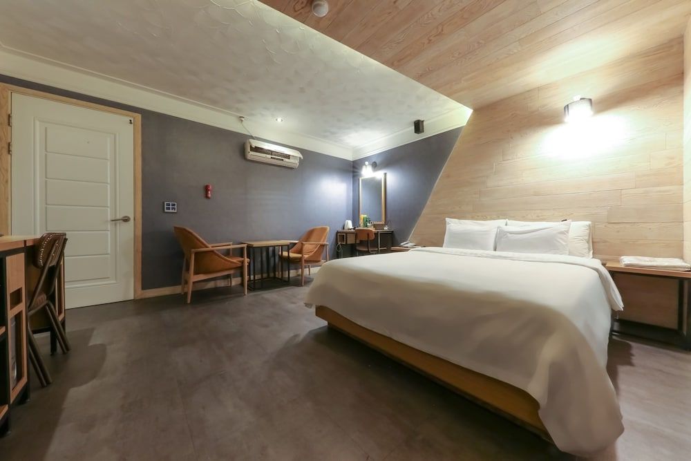 Amore Motel Premium Double Room 3