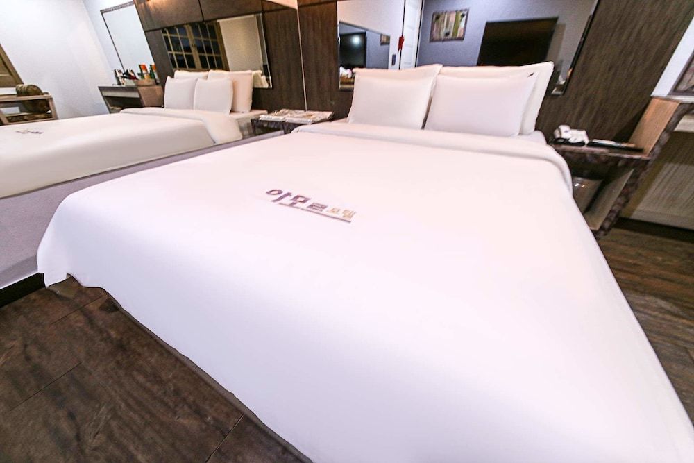 Amore Motel Standard Double Room 2