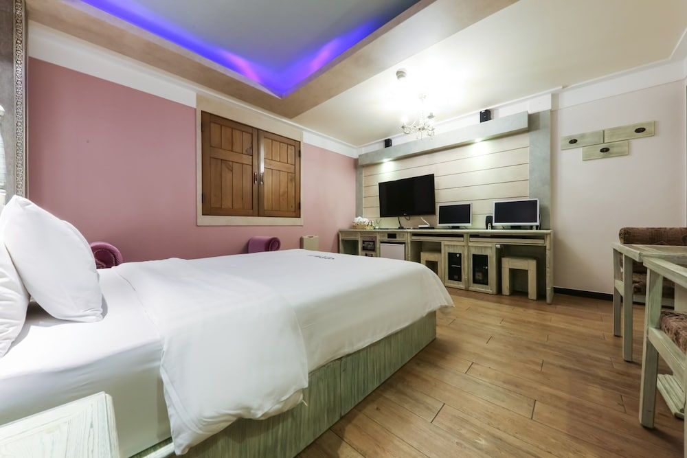 Amore Motel Deluxe Double Room 3