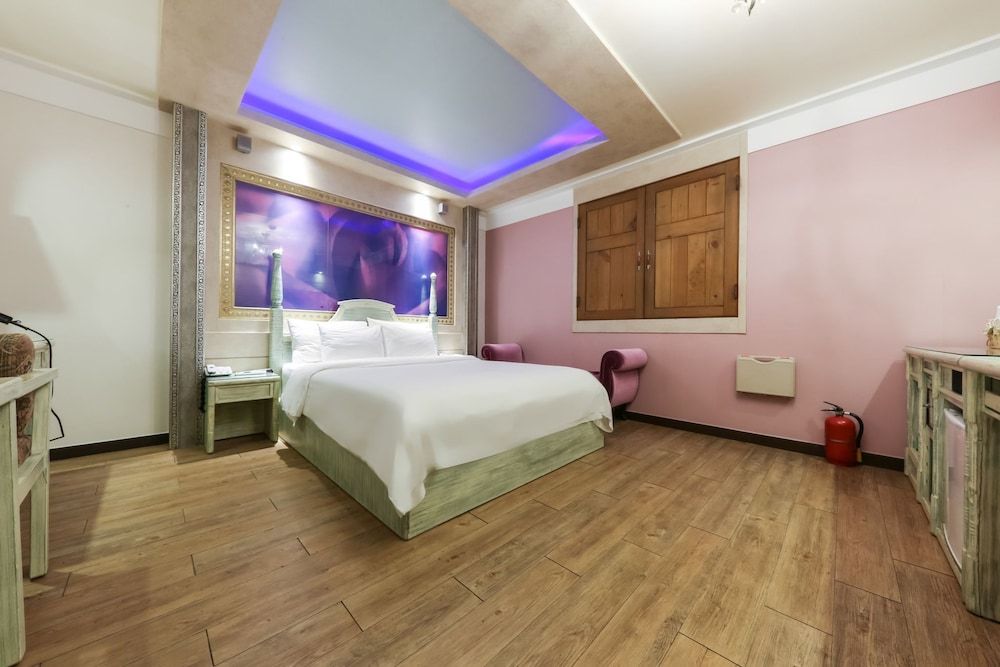 Amore Motel Deluxe Double Room 5