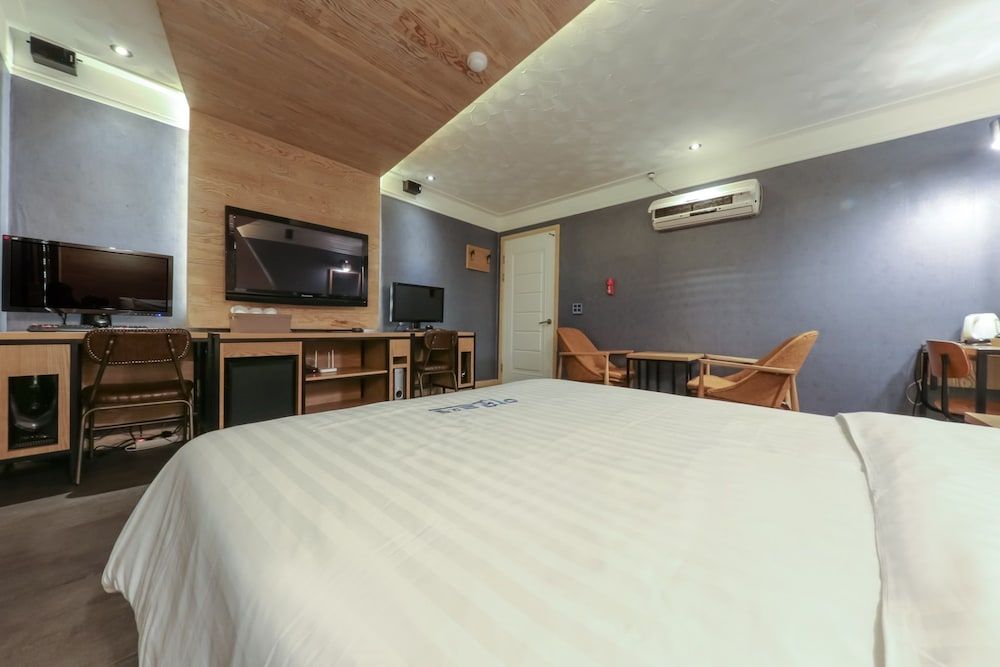 Amore Motel Premium Double Room 4