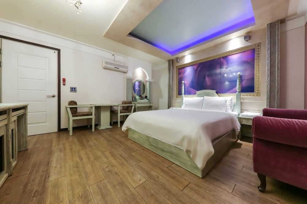 Amore Motel Deluxe Double Room 8