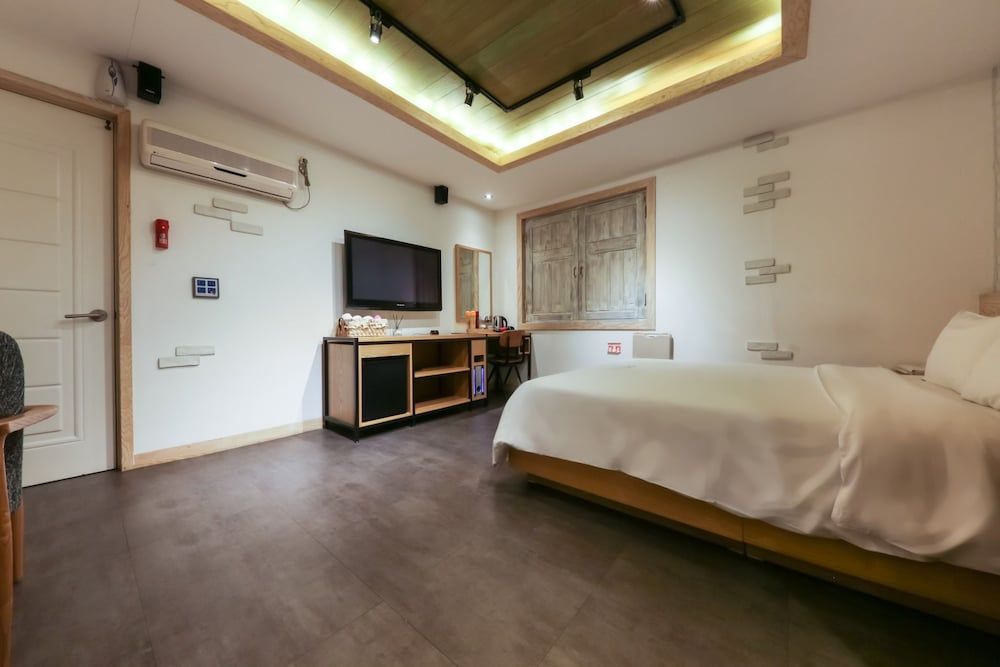 Amore Motel Premium Double Room 6