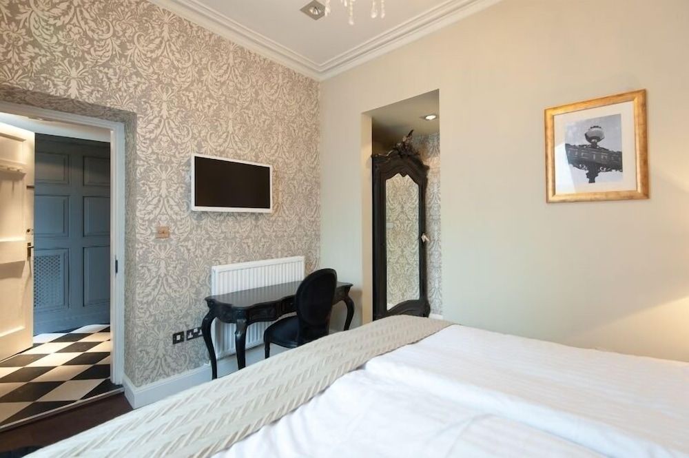 Classic Double Room (12A Carlton Terrace)