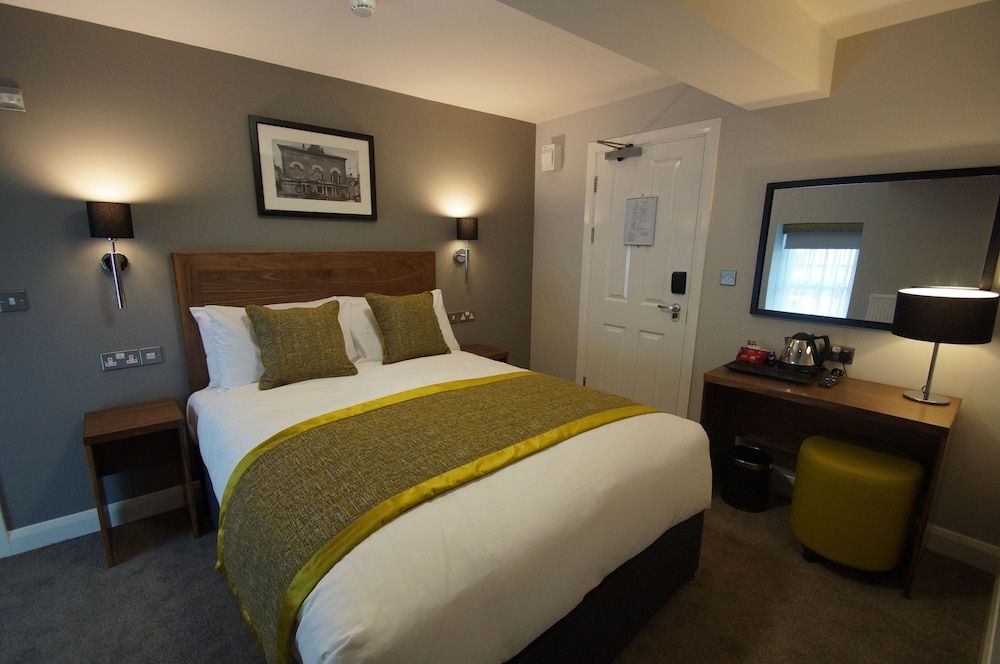 New Park Hotel Large Double Room 8