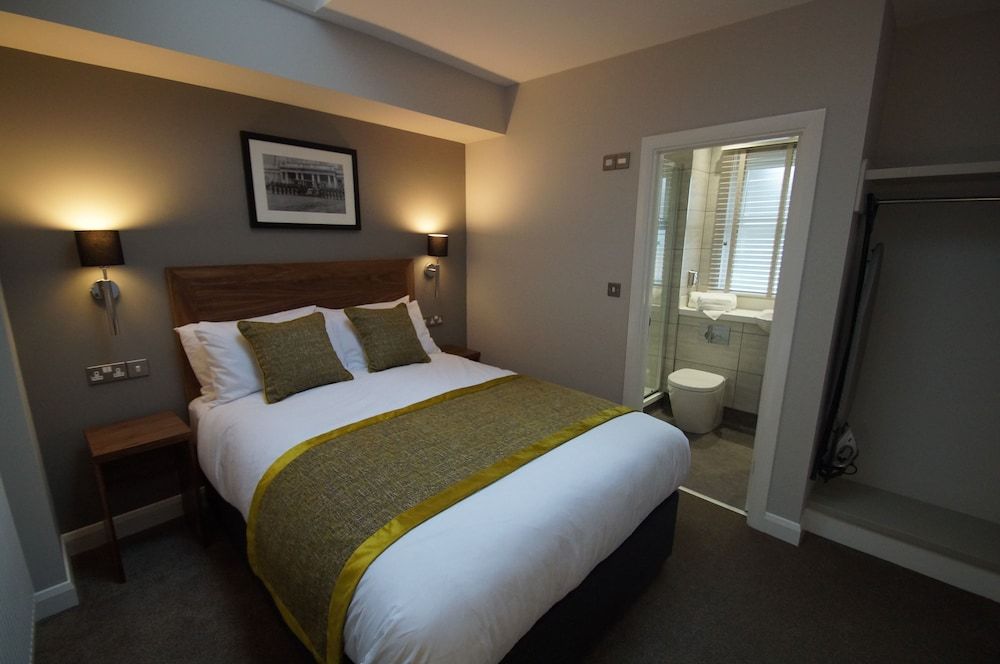 New Park Hotel Large Double Room 14
