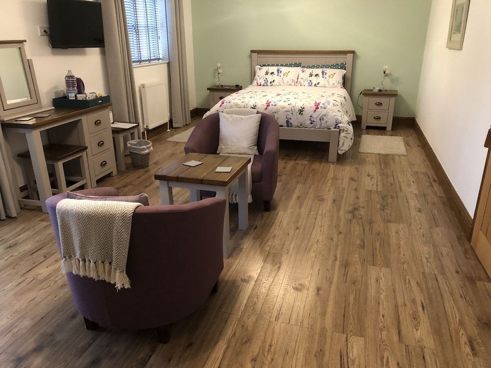 Grove Barn Bed and Breakfast Deluxe Double Room- Courtyard 3