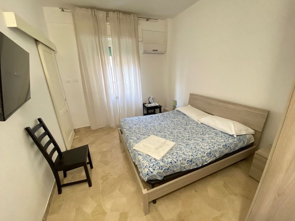 Basic Room (Private External Bathroom)