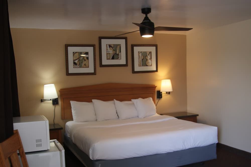 Townhouse Motel Business Single Room, 1 King Bed 2