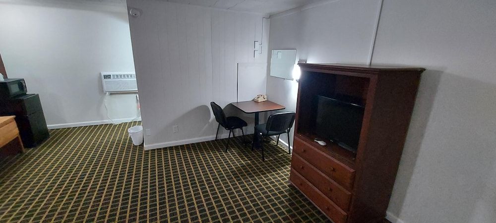 Boone Trail Inn Single Room, 1 Queen Bed, Smoking 7