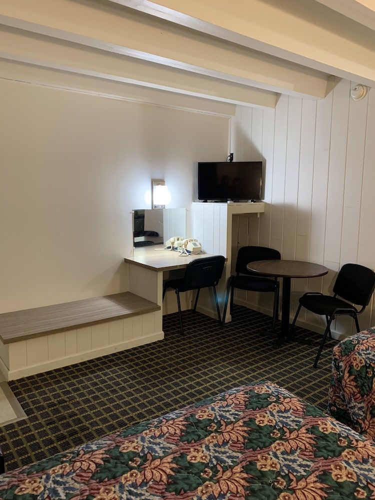 Boone Trail Inn Double Room, Smoking 5